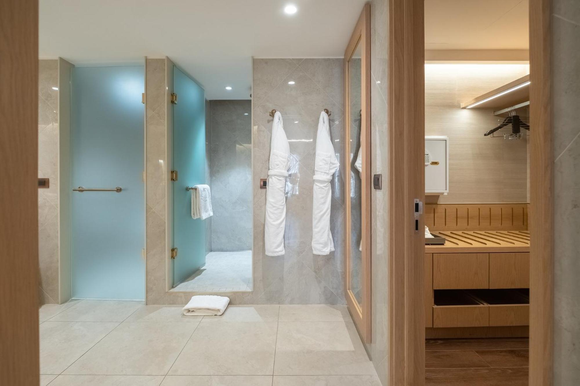 ホテル グランド ハイアット サンティアゴ エクステリア 写真 A modern bathroom