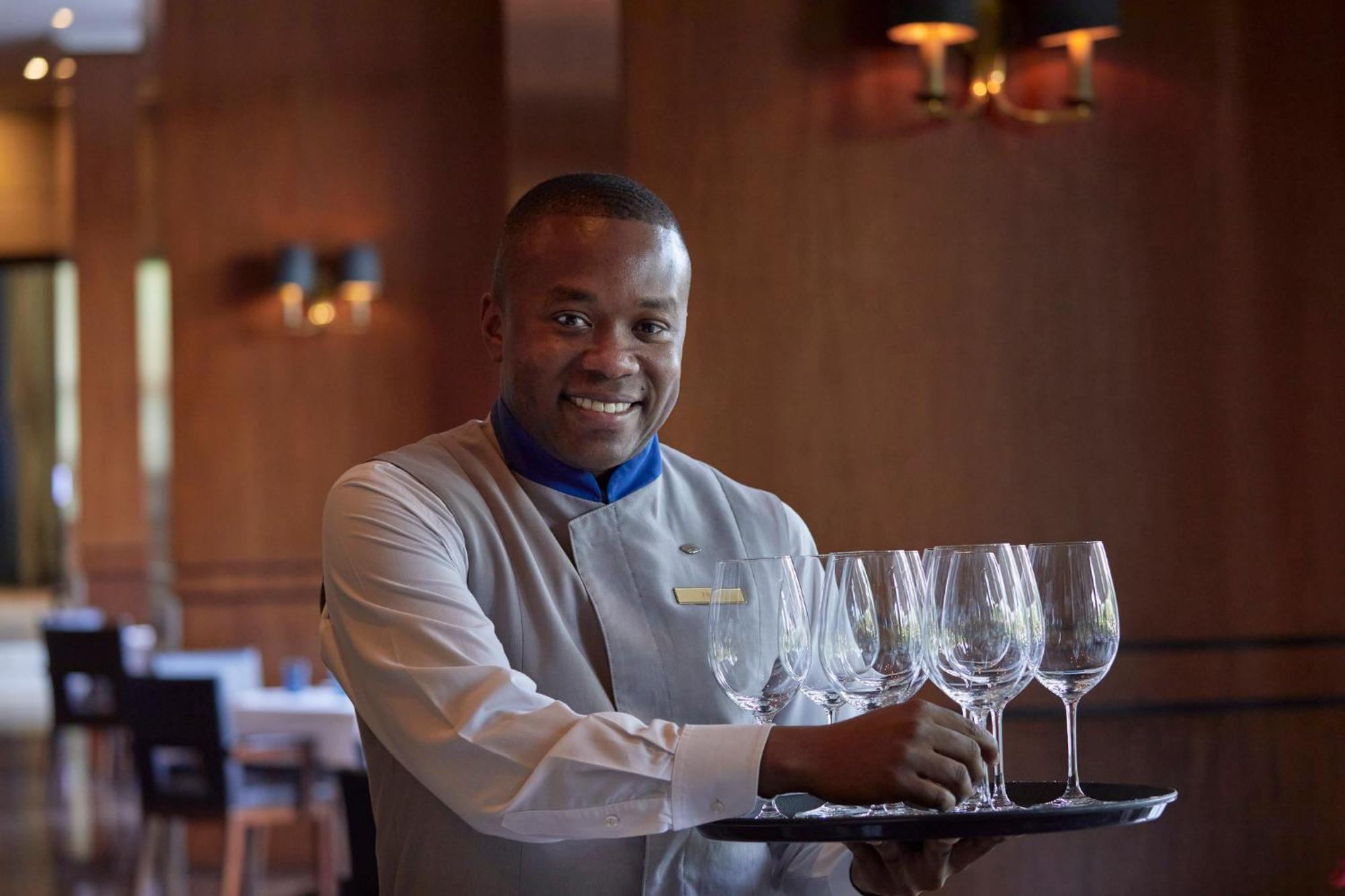 ホテル グランド ハイアット サンティアゴ エクステリア 写真 A waiter at work