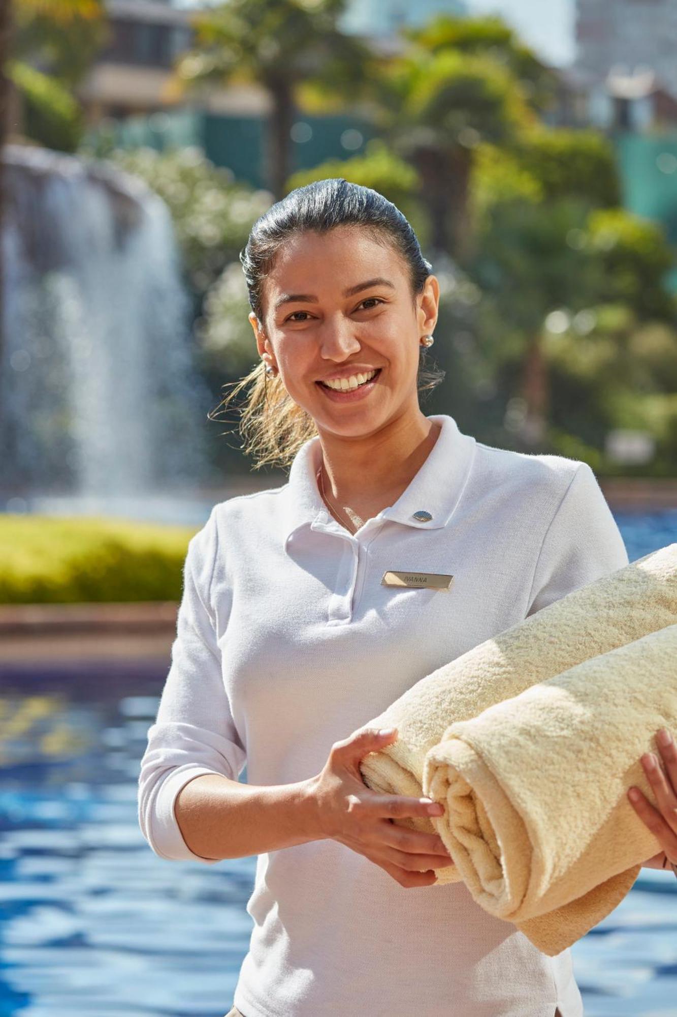ホテル グランド ハイアット サンティアゴ エクステリア 写真 A Disney cast member at Walt Disney World