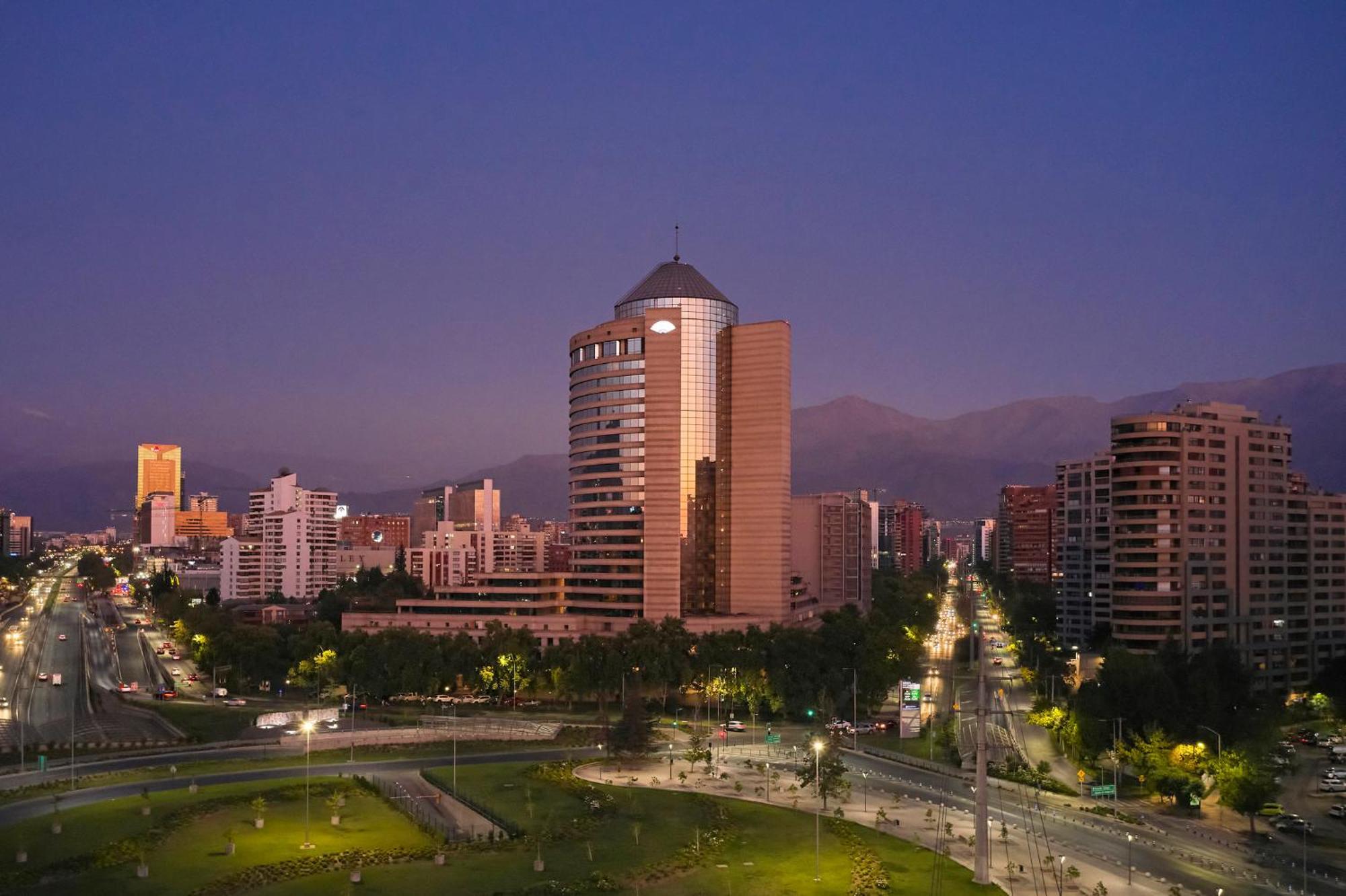 ホテル グランド ハイアット サンティアゴ エクステリア 写真 Santiago skyline