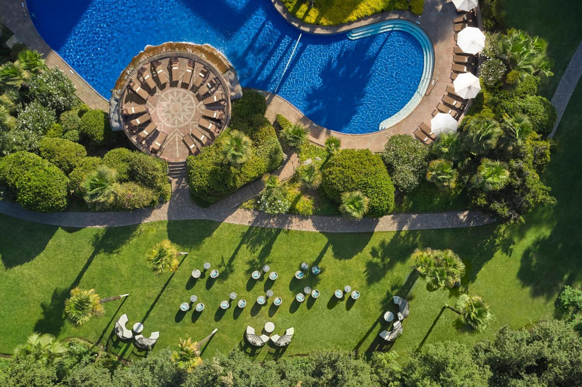 ホテル グランド ハイアット サンティアゴ エクステリア 写真 Aerial view of the pool at the Four Seasons Hotel