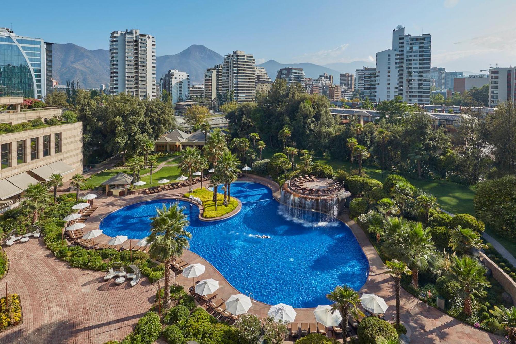 ホテル グランド ハイアット サンティアゴ エクステリア 写真 The swimming pool at the hotel